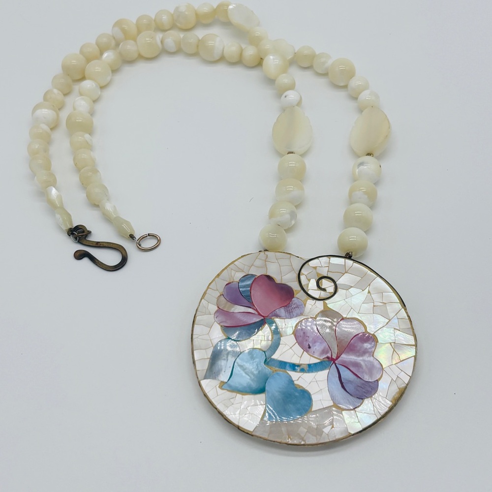 Vintage 1970’s Lee Sands Mother of Pearl Necklace with Floral Pendant - Picture 7 of 9